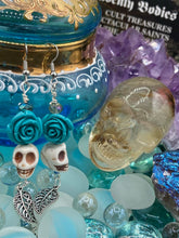 Load image into Gallery viewer, Frida Kahlo Inspired Earring, Howlite Skull Beads Turquoise Flowers, Pastel Goth, Dia De Los Muertos Calavera Aretes, Day of the Dead, La Catrina