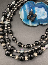 Load image into Gallery viewer, Necklace and flat matte earrings