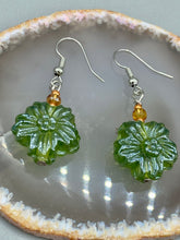 Load image into Gallery viewer, Light Green Pressed Glass Floral Beaded Bracelet, Nature Inspired, Summer Jewelry