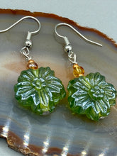 Load image into Gallery viewer, Light Green Pressed Glass Floral Beaded Bracelet, Nature Inspired, Summer Jewelry