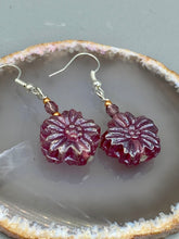 Load image into Gallery viewer, Light Purple-Pink Pressed Glass Floral Beaded Bracelet, Nature Inspired, Summer Jewelry