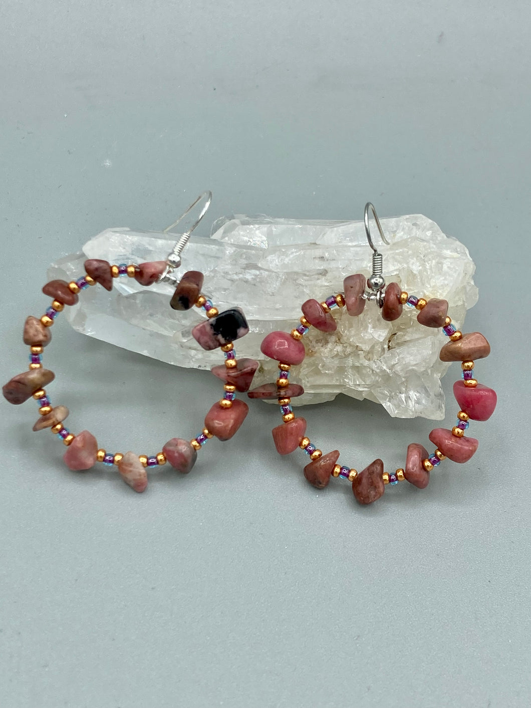 These Rhodonite Stone Chip Beaded Hoop Earrings feature natural rhodonite stones and light purple and gold glass beads for a shabby chic, boho chic, and nature-inspired bohemian look.  Measurements: 1