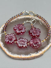 Load image into Gallery viewer, Light Purple-Pink Pressed Glass Floral Beaded Bracelet, Nature Inspired, Summer Jewelry

