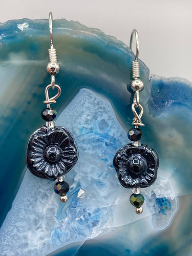 These gorgeous Black Metallic Floral Glass Beaded Earrings are the perfect accessory for any outfit. Shabby Boho Chic and nature-inspired, these earrings give you the style versatility you need. Dress these up or down depending on the occasion - you can't go wrong.  Measurements: 1 1/4 ” in length