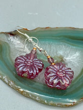 Load image into Gallery viewer, Light Purple-Pink Pressed Glass Floral Beaded Bracelet, Nature Inspired, Summer Jewelry
