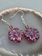 Load image into Gallery viewer, Light Purple-Pink Pressed Glass Floral Beaded Bracelet, Nature Inspired, Summer Jewelry
