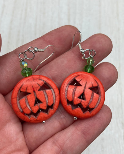 These cute set of Jack O Lantern large orange pumpkin bead earrings really captures the essence of Halloween. I added green glass beads to bring a pop of shimmer and color.  Measurements: 1 3/4 ” in length